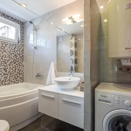 Industrial Look Centre + Free Parking Apartment
