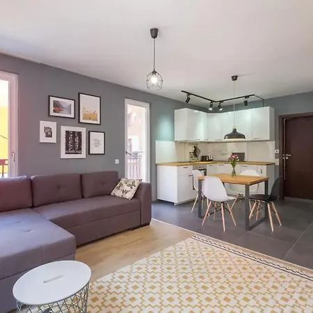 Industrial Look Centre + Free Parking Apartment *