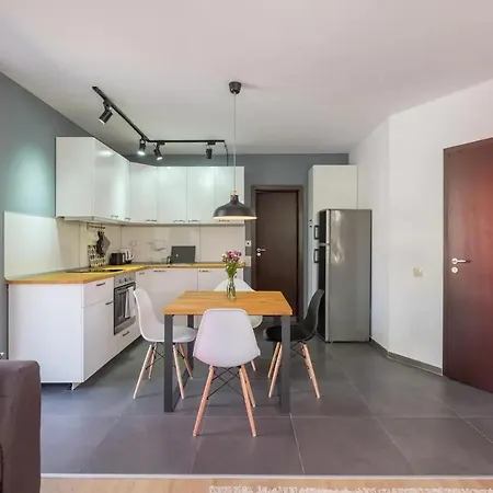 Industrial Look Centre + Free Parking Apartment *