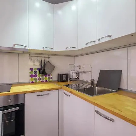 Industrial Look Centre + Free Parking Apartment *